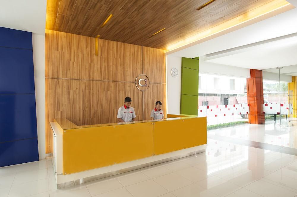 Amaris Hotel Чиребон Экстерьер фото