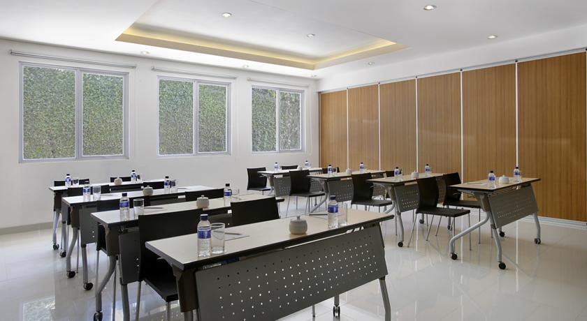 Amaris Hotel Чиребон Экстерьер фото