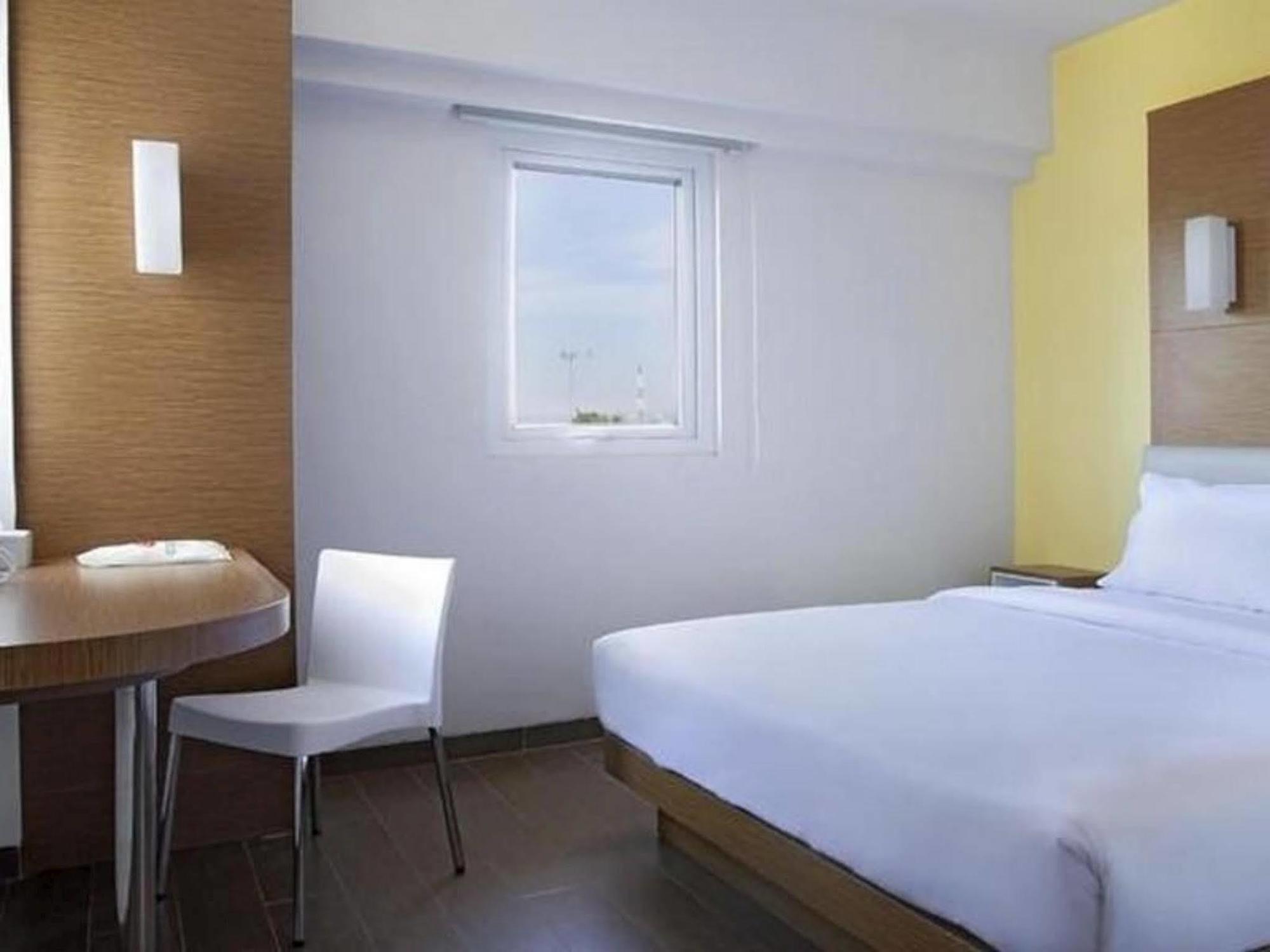 Amaris Hotel Чиребон Экстерьер фото