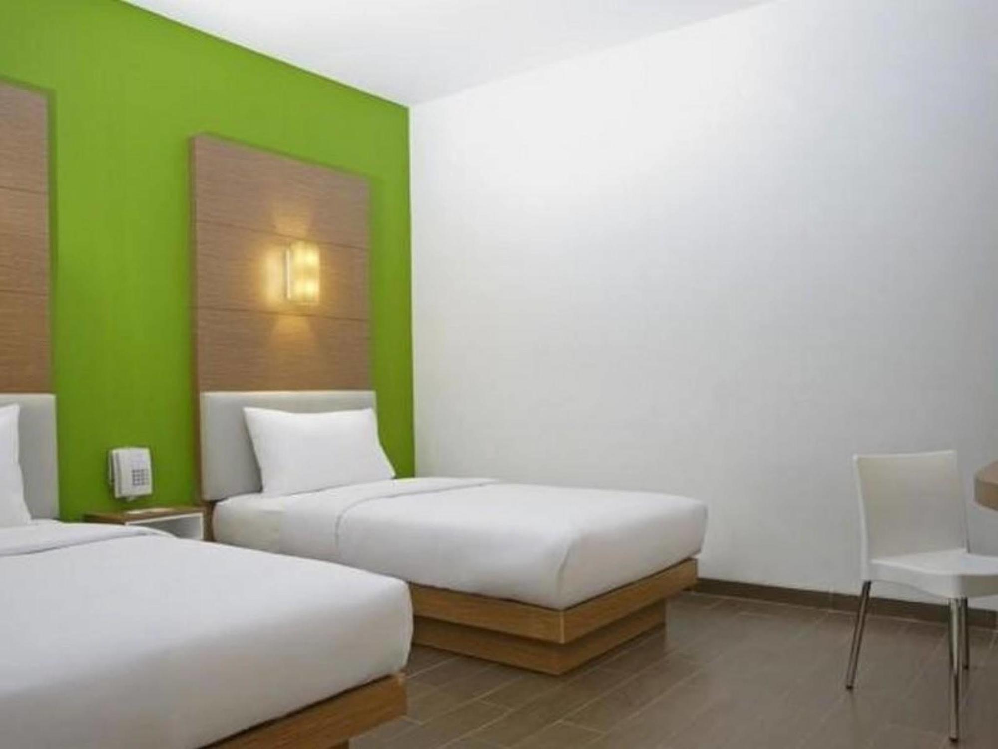 Amaris Hotel Чиребон Экстерьер фото
